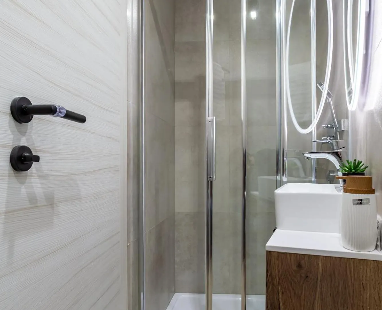 Luxury Lifestyle Rooms Split